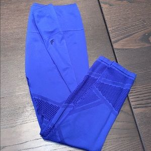 Fabletics cropped seamless leggings. Size medium.